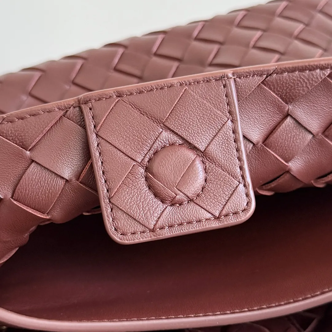 The 2023 new Andiamo batch of 1860 BV has been shipped‼ ️Really popular🔥The new Andiamo woven handbag launched by Bottega Veneta this season is really popular all over the world! ! Celebrities at home and abroad have worn it, and Oscar-winning actress Michelle Yeoh has taken it out on the street. Song Jia, Trai Yara, Yu Feihong, Sanji Ayaka, Rosie Hunting-Whiteley, Yoshioka Riho, etc. have all picked up this bag. It is classic and versatile, showing off its temperament, and the bag capacity is also large, which is very convenient for daily commuting! ! A variety of carrying methods, the shoulder straps can be adjusted by yourself, the original lambskin feels soft and delicate, and the unisex style breaks gender boundaries and brings a more practical and longer-lasting use experience. Andiamo, which has both elegant and casual styles, perfectly interprets the true appearance of "fashionable old money style". Style number: 743568 Size: 25*22*10.5cm